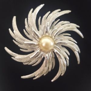 Sarah Coventry Starburst Swirl silver tone brooch with faux pearl